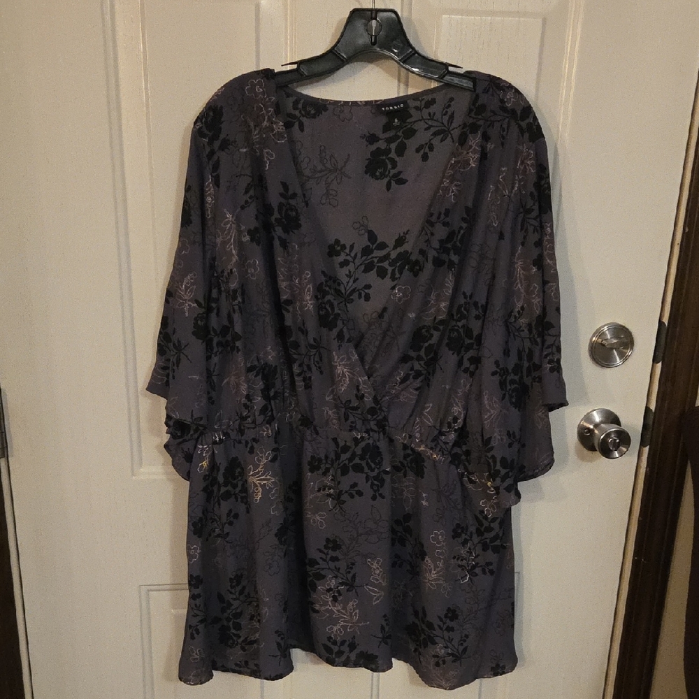 Torrid Black and Gray Floral Top Size 4X